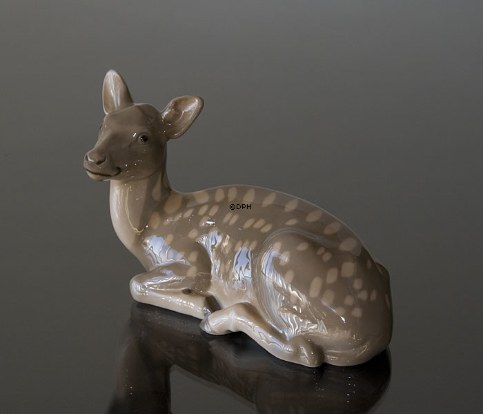 Hirsch liegt und schaut zur Seite, Bing & Gröndahl Figur Nr. 1930