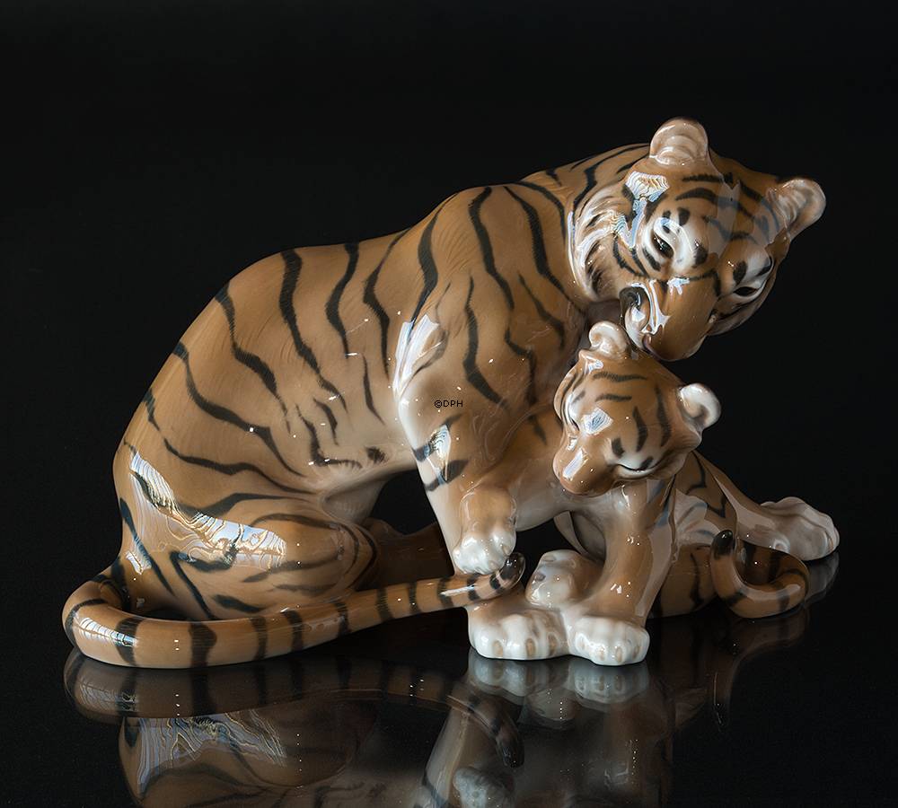 Tiger mit Jungtier, der liebevoll mit dem Schwanz seiner Mutter spielt, Bing &amp; Gr&#xF6;ndahl Figur Nr. 1948