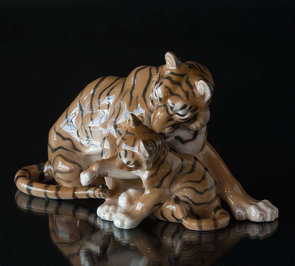 Tiger mit Jungtier, der liebevoll mit dem Schwanz seiner Mutter spielt, Bing &amp; Gr&#xF6;ndahl Figur Nr. 1948