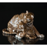 Tiger mit Jungtier, der liebevoll mit dem Schwanz seiner Mutter spielt, Bing & Gröndahl Figur Nr. 1948