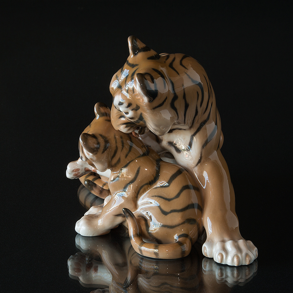 Tiger mit Jungtier, der liebevoll mit dem Schwanz seiner Mutter spielt, Bing & Gröndahl Figur Nr. 1948