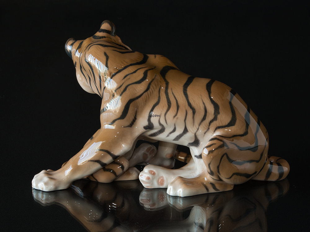 Tiger mit Jungtier, der liebevoll mit dem Schwanz seiner Mutter spielt, Bing & Gröndahl Figur Nr. 1948