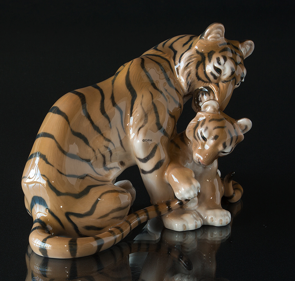 Tiger mit Jungtier, der liebevoll mit dem Schwanz seiner Mutter spielt, Bing & Gröndahl Figur Nr. 1948