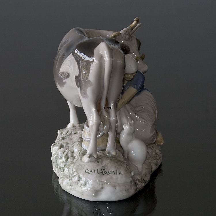 Melkerin Melkt eine Kuh, während die Katze zuschaut, Bing & Gröndahl Figur Nr. 443 / 2017