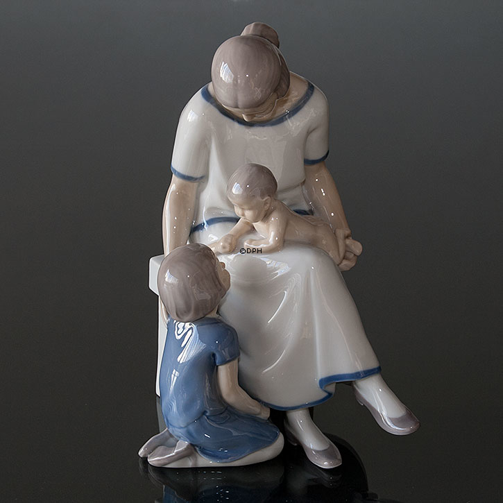 Mutter mit 2 Kindern, Bing & Gröndahl Figur Nr. 2022
