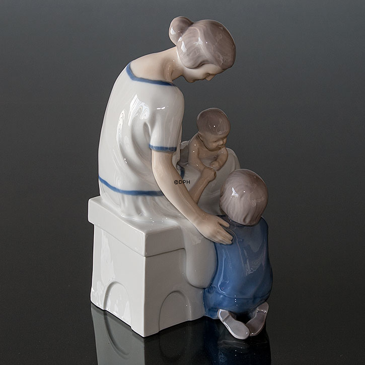 Mutter mit 2 Kindern, Bing & Gröndahl Figur Nr. 2022