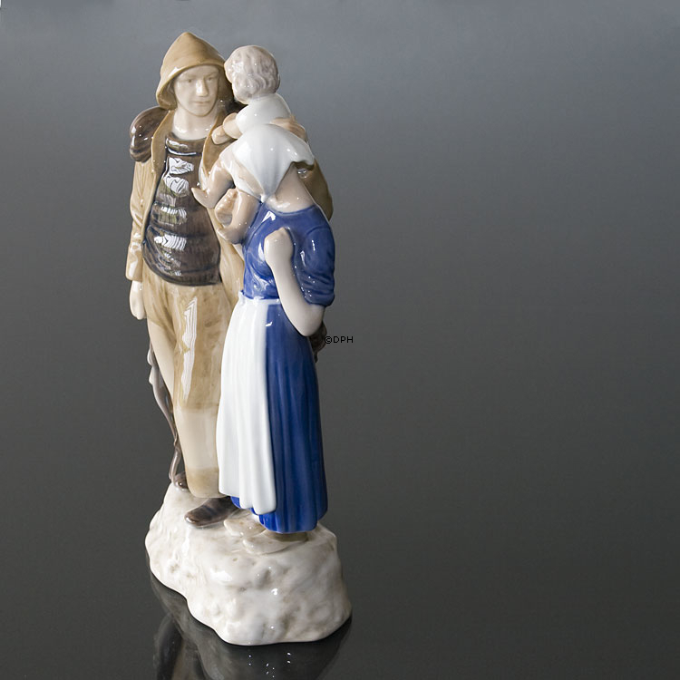 Fischerfamilie mit dem Kind hoch gehoben, Bing & Gröndahl Figur Nr. 2025