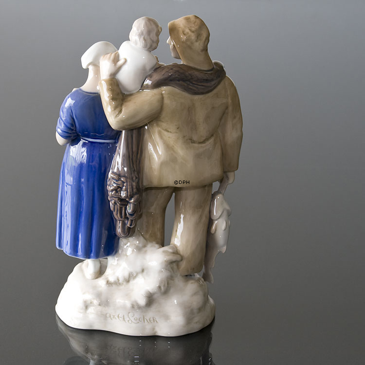 Fischerfamilie mit dem Kind hoch gehoben, Bing & Gröndahl Figur Nr. 2025
