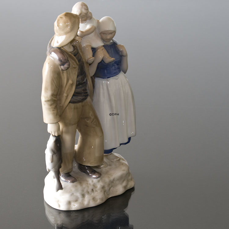 Fischerfamilie mit dem Kind hoch gehoben, Bing & Gröndahl Figur Nr. 2025