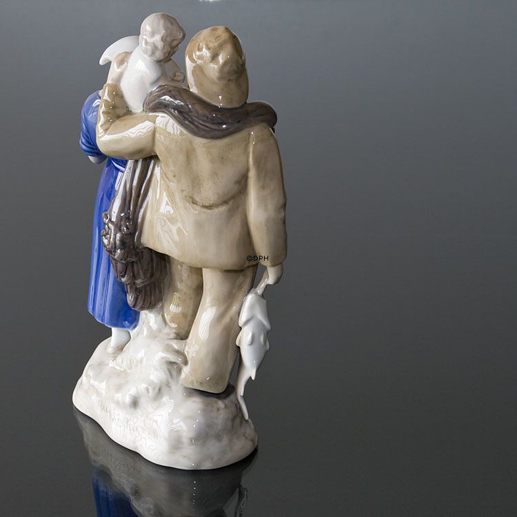 Fischerfamilie mit dem Kind hoch gehoben, Bing & Gröndahl Figur Nr. 2025