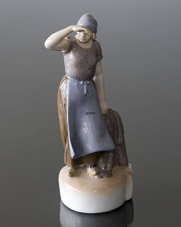Frau mit Fischernetz schaut in der Ferne, Bing & Gröndahl Figur Nr. 2036