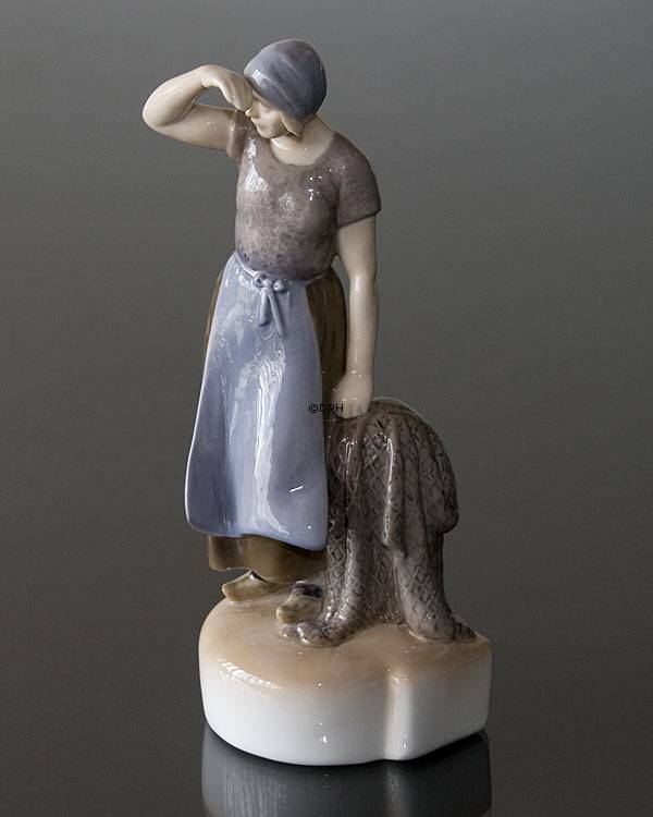 Frau mit Fischernetz schaut in der Ferne, Bing & Gröndahl Figur Nr. 2036