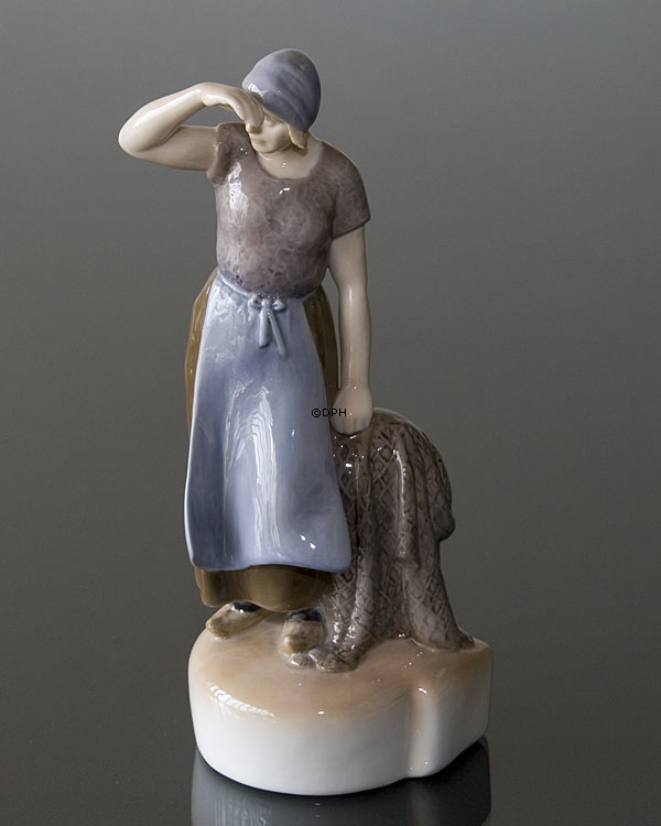 Frau mit Fischernetz schaut in der Ferne, Bing & Gröndahl Figur Nr. 2036