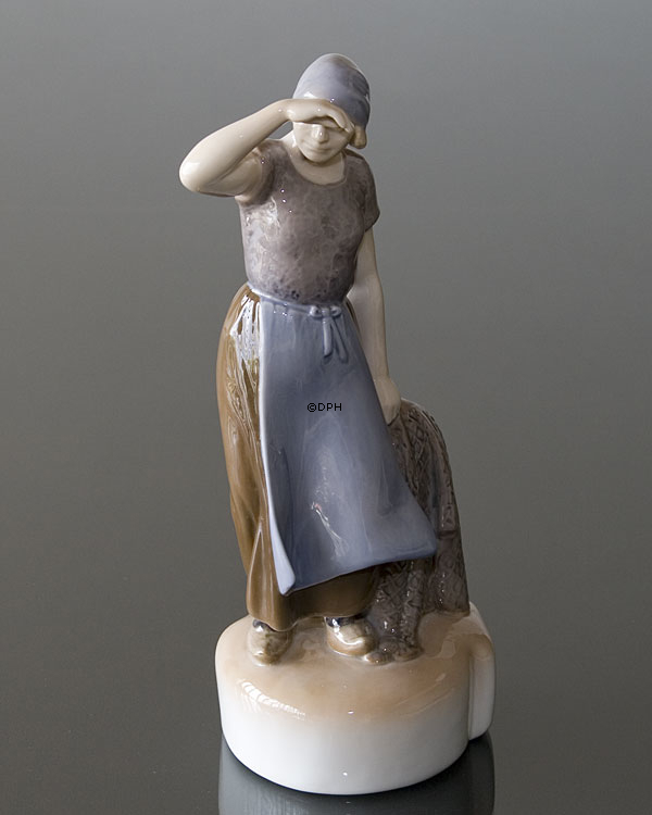 Frau mit Fischernetz schaut in der Ferne, Bing & Gröndahl Figur Nr. 2036