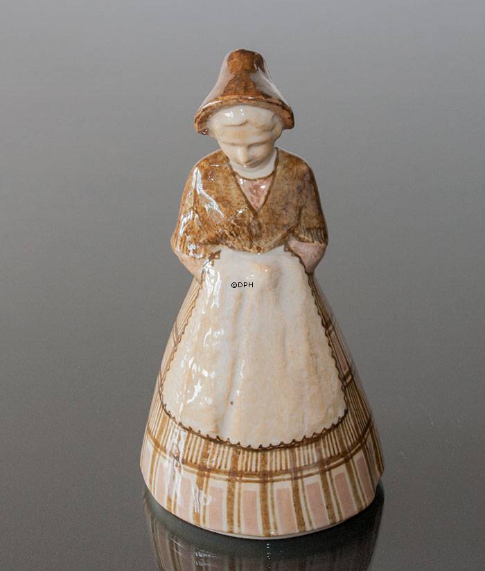 Frau in Tracht, Bing & Gröndahl Keramikfigur Nr. 205