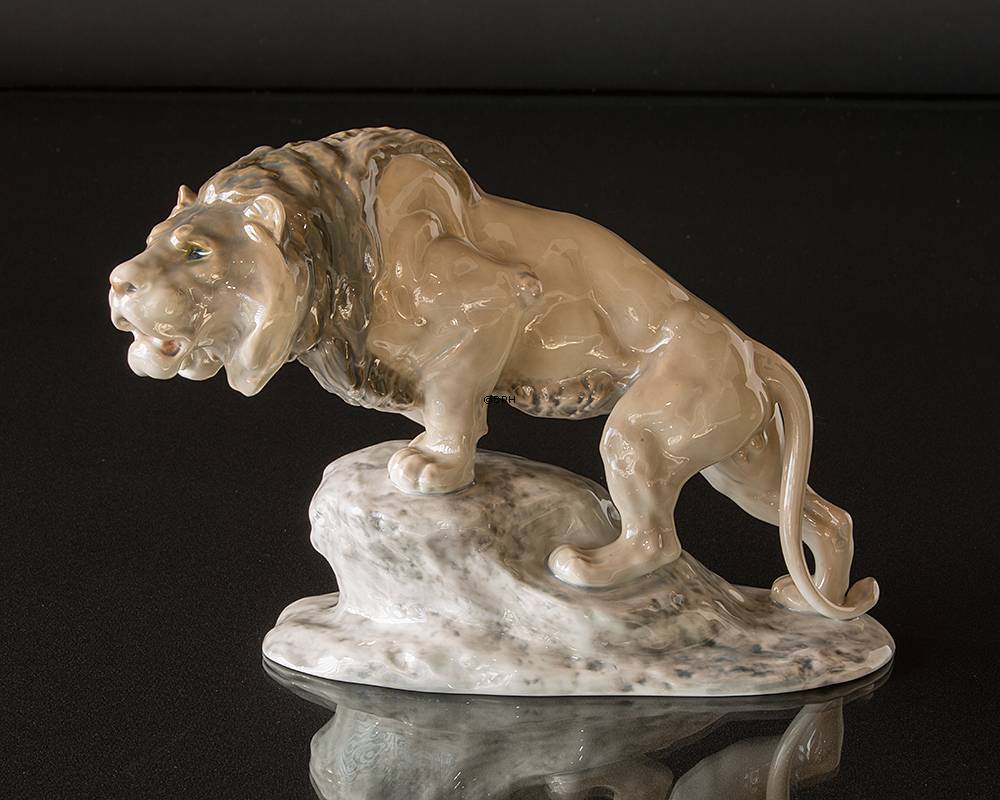 Großer Löwe auf Stein, Bing & Gröndahl Figur Nr. 2057