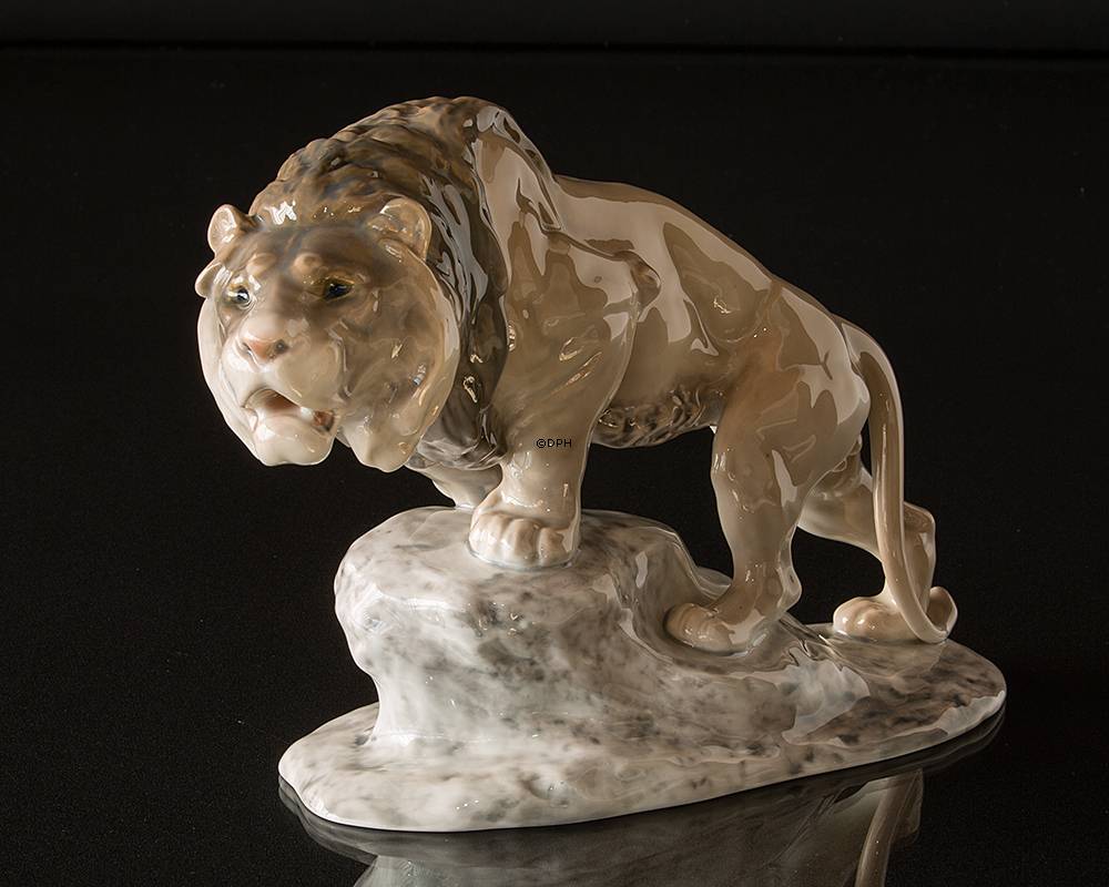 Großer Löwe auf Stein, Bing & Gröndahl Figur Nr. 2057