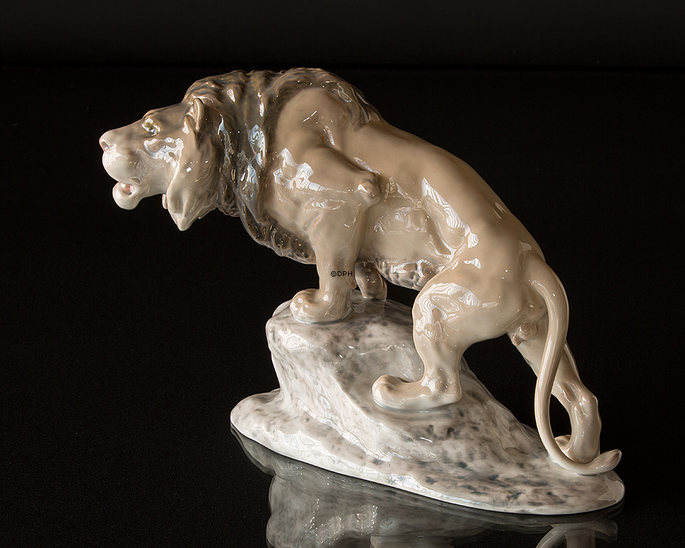 Großer Löwe auf Stein, Bing & Gröndahl Figur Nr. 2057