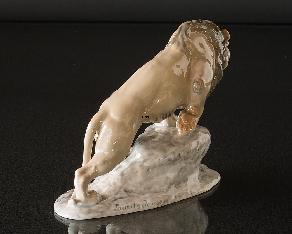 Großer Löwe auf Stein, Bing & Gröndahl Figur Nr. 2057
