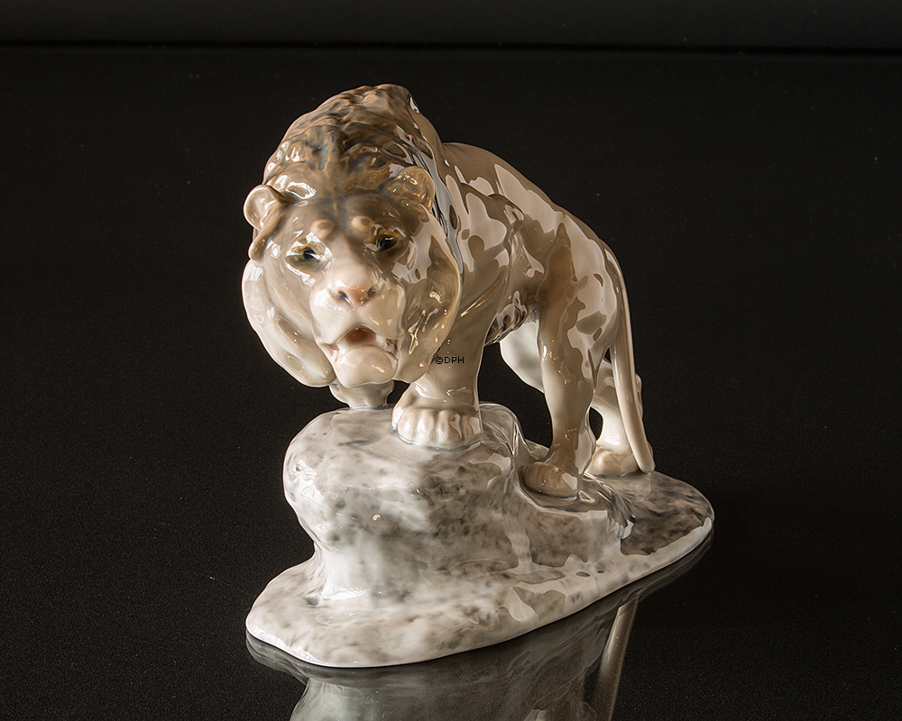 Großer Löwe auf Stein, Bing & Gröndahl Figur Nr. 2057