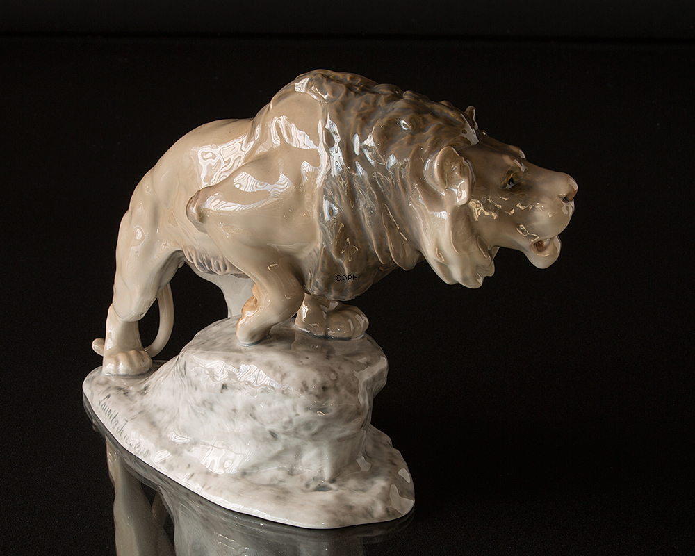 Großer Löwe auf Stein, Bing & Gröndahl Figur Nr. 2057