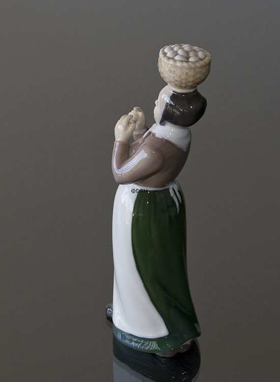 Die Frau mit den Eiern, Bing & Gröndahl Figur Nr. 2126