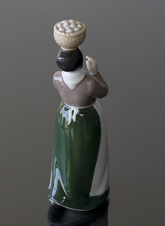 Die Frau mit den Eiern, Bing & Gröndahl Figur Nr. 2126