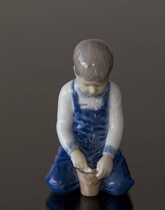 Junge mit einem Eimer, der ein Schloss baut, Bing & Gröndahl Figur Nr. 2127