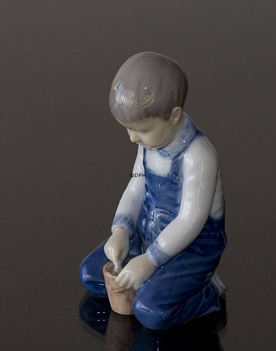 Junge mit einem Eimer, der ein Schloss baut, Bing & Gröndahl Figur Nr. 2127