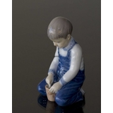 Junge mit einem Eimer, der ein Schloss baut, Bing & Gröndahl Figur Nr. 2127