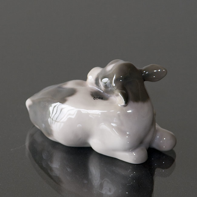 Kalb liegt und leckt seinen Rücken, Bing & Gröndahl Figur 448 oder 2168