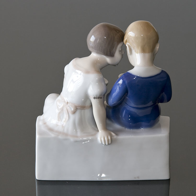 ungerechte Behandlung, Kinder sitzen und trinken Milch, Bing & Gröndahl Figur Nr. 2175