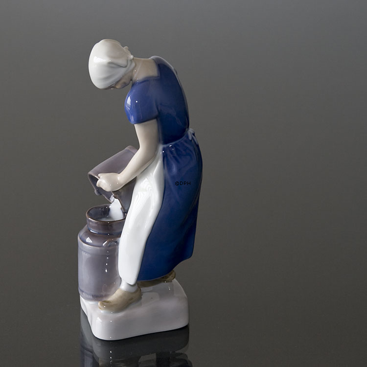 Mädchen gießt Milch in eine Milchkanne, Bing & Gröndahl Figur Nr. 452 oder 2181