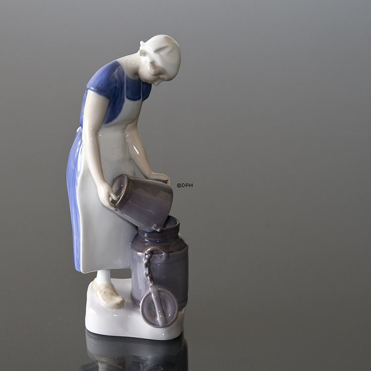 Mädchen gießt Milch in eine Milchkanne, Bing & Gröndahl Figur Nr. 452 oder 2181