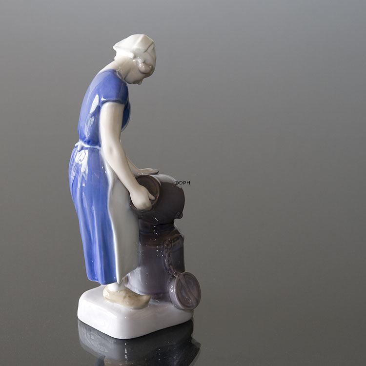 Mädchen gießt Milch in eine Milchkanne, Bing & Gröndahl Figur Nr. 452 oder 2181