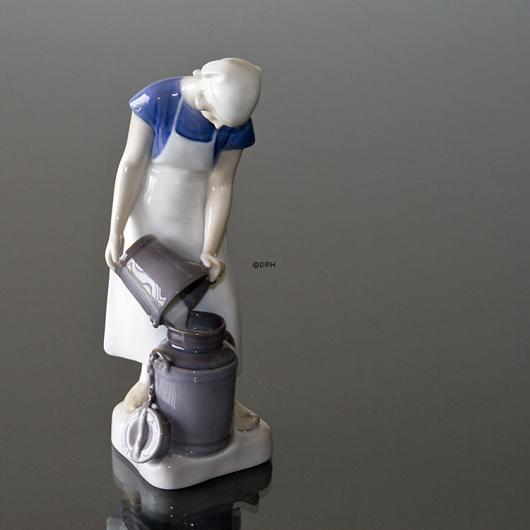 Mädchen gießt Milch in eine Milchkanne, Bing & Gröndahl Figur Nr. 452 oder 2181