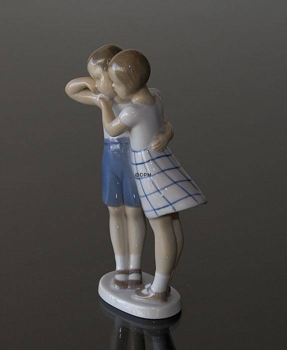 Mädchen tröstet Junge, Bing & Gröndahl Figur Nr. 2182
