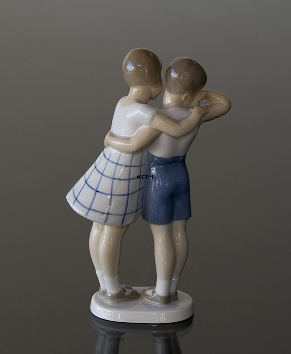 Mädchen tröstet Junge, Bing & Gröndahl Figur Nr. 2182