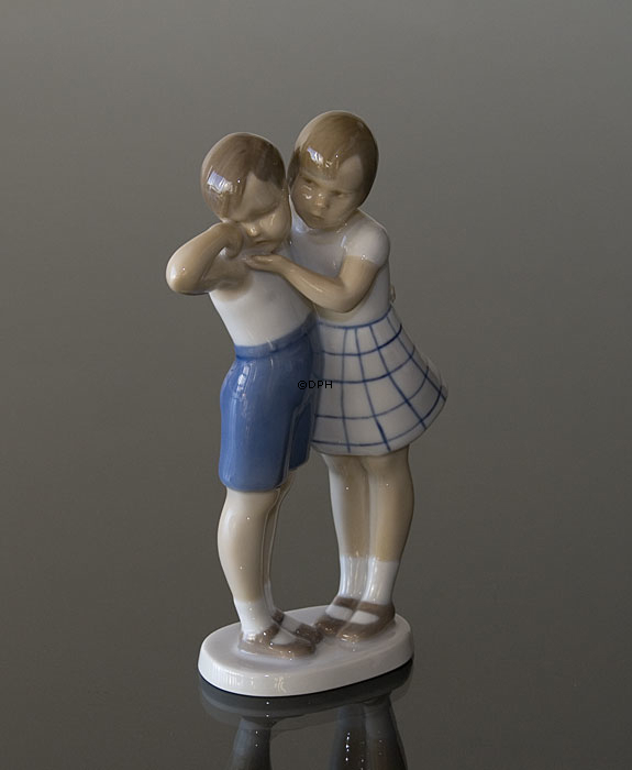 Mädchen tröstet Junge, Bing & Gröndahl Figur Nr. 2182