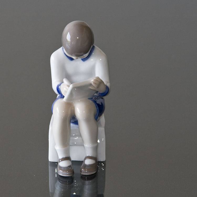 Die erste Linie, sitzendes Mädchen, Bing & Gröndahl Figur Nr. 2184