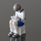 Die erste Linie, sitzendes Mädchen, Bing & Gröndahl Figur Nr. 2184