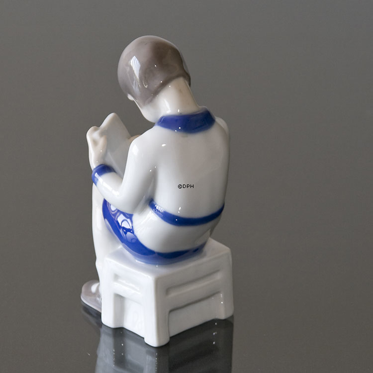 Die erste Linie, sitzendes Mädchen, Bing & Gröndahl Figur Nr. 2184