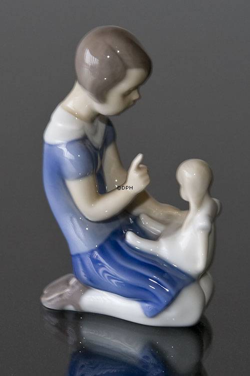 Mädchen schimpft eine freche Puppe, Bing & Gröndahl Figur Nr. 2191