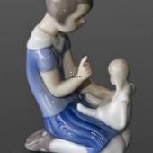 Mädchen schimpft eine freche Puppe, Bing & Gröndahl Figur
