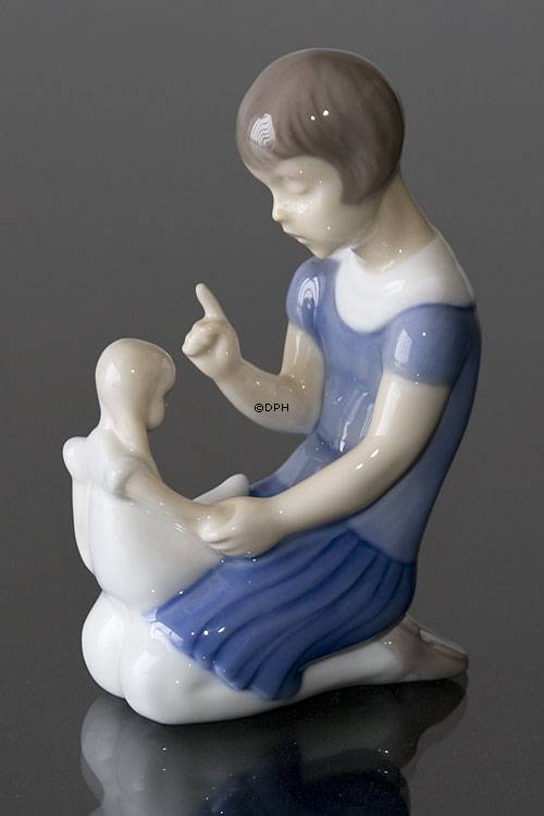 Mädchen schimpft eine freche Puppe, Bing & Gröndahl Figur Nr. 2191