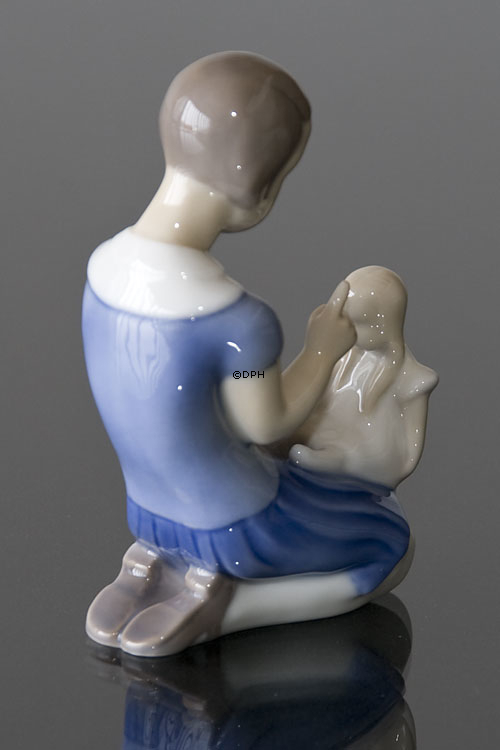 Mädchen schimpft eine freche Puppe, Bing & Gröndahl Figur Nr. 2191