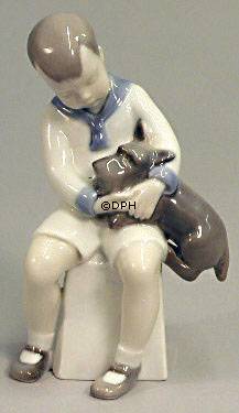 Junge sitzt mit Hund, Bing & Gröndahl Figur Nr. 2201