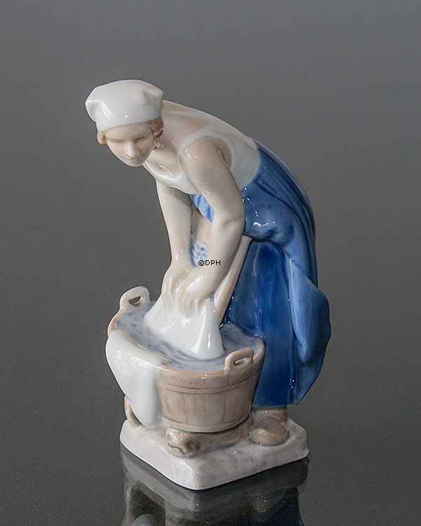Frau wäscht, Bing & Gröndahl Figur Nr. 2219