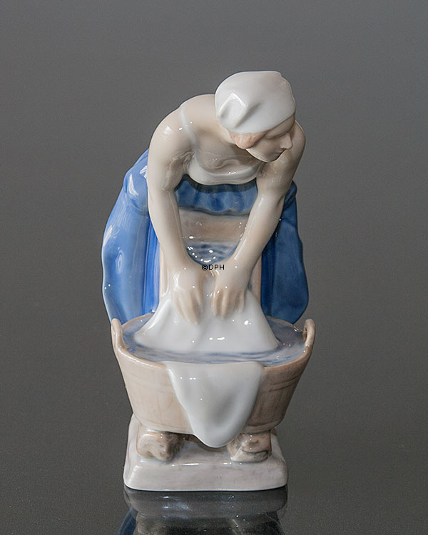 Frau wäscht, Bing & Gröndahl Figur Nr. 2219