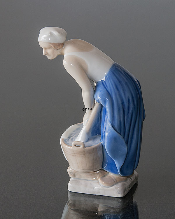Frau wäscht, Bing & Gröndahl Figur Nr. 2219